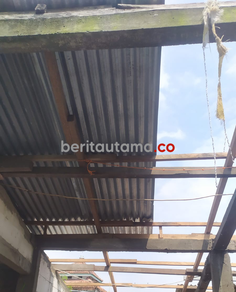 Diterjang Hujan Angin, Puluhan Rumah di Gresik Rusak Parah