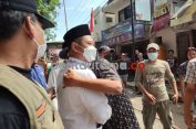 Bikin Haru, Begini Aksi Pedagang Pasar Sidayu Saat Peluk Bupati Gresik