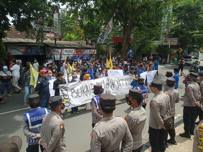 Datangi DPRD dan Pemkab, Ratusan Pendemo Tuntut Pemerintah Serius Tangani Banjir di Lamongan