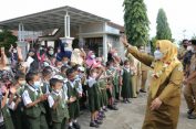 Berdesakan, Siswa Sambut Wabup Gresik di Tengah Lonjakan Kasus Pelajar Positif