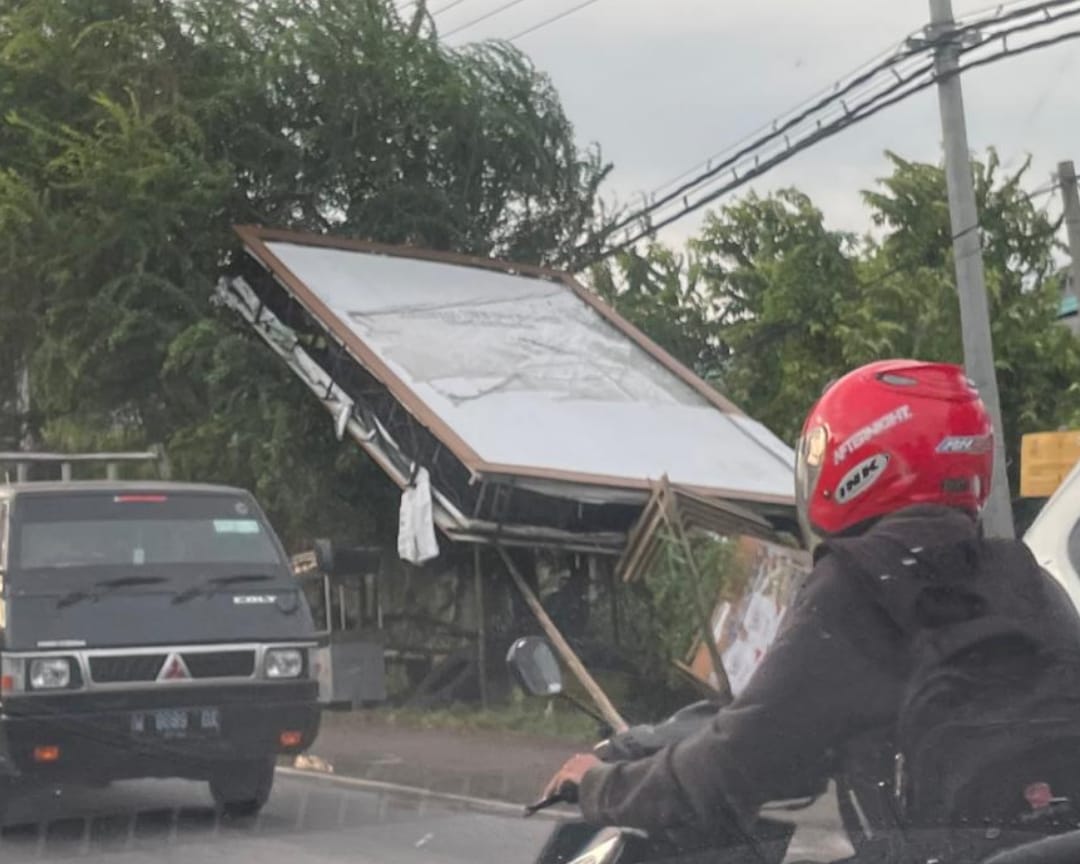 Hampir 1 Minggu Roboh, Papan Reklame di Manyar Tak Kunjung Dievakuasi