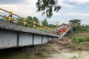 Masih Belum Ada Tanda-Tanda Pembenahan, Warga Nekat Terobos Jembatan Roboh