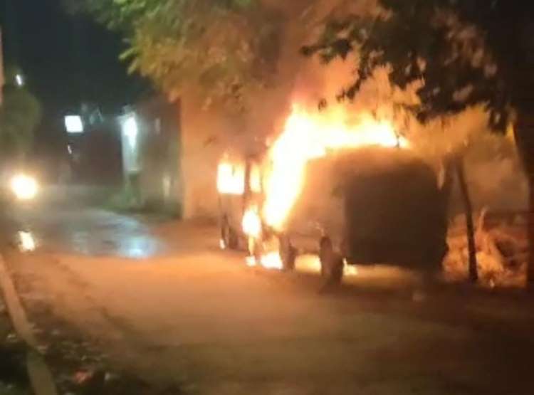 Diparkir di Pinggir Jalan, Dua Mobil di Sumenep Terbakar