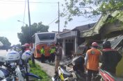 Oleng, Bus Jurusan Surabaya-Bojonegoro Seruduk 4 Rumah dan 2 Mobil di Duduksampeyan