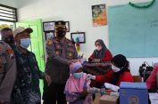 Tinjau Vaksinasi Ratusan Anak, Kapolres Gresik Sambangi SDN 57