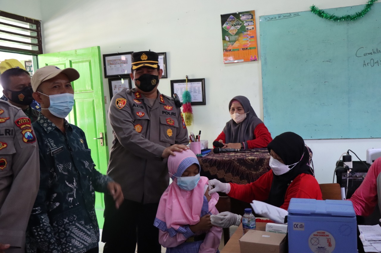 Tinjau Vaksinasi Ratusan Anak, Kapolres Gresik Sambangi SDN 57