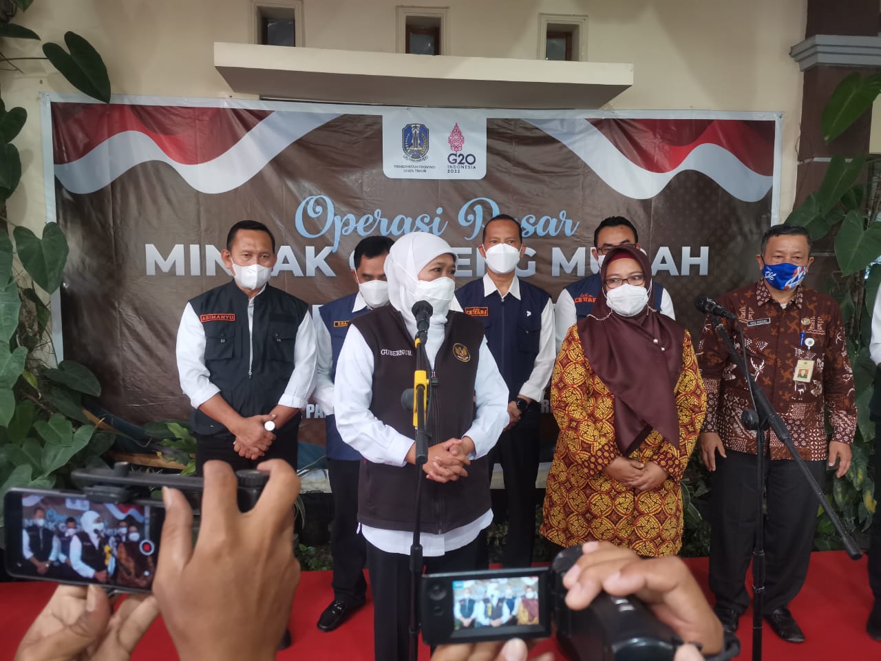 Tindak Lanjuti Instruksi Kemenko Perekonomian, Gubernur Khofifah Tinjau Pasar Murah Minyak Goreng di Gresik