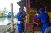 Datangi Pelabuhan, Satpolairud Polres Gresik Cek Kondisi Kapal dan Bagi-Bagi Masker