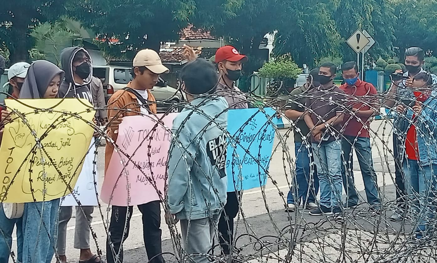 Kepung Kantor DPRD, Mahasiswa Kepulauan Raas Sumenep Demo Tolak Kehadiran HCML