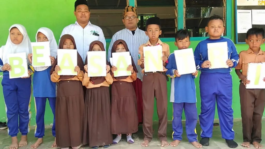 Lazisnu Ganding Sumenep Salurkan Beasantri Yatim Berprestasi