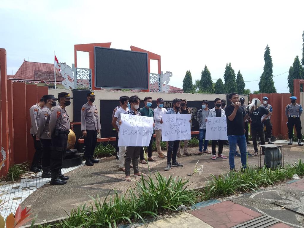 Geruduk Kantor Pemkab, Gempar Tagih 8 Janji Politik Bupati Sumenep