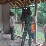 Bersama Warga, Tiga Pilar Kecamatan Tambakrejo Perbaiki Rumah Terdampak Cuaca Ekstrem