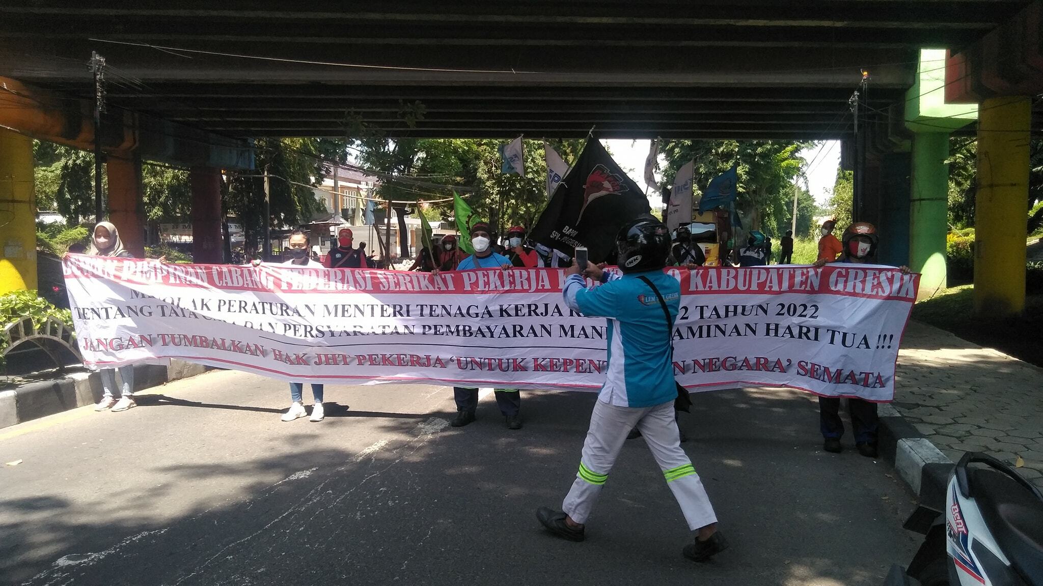 Buruh di Gresik Turun Jalan Tolak Peraturan JHT