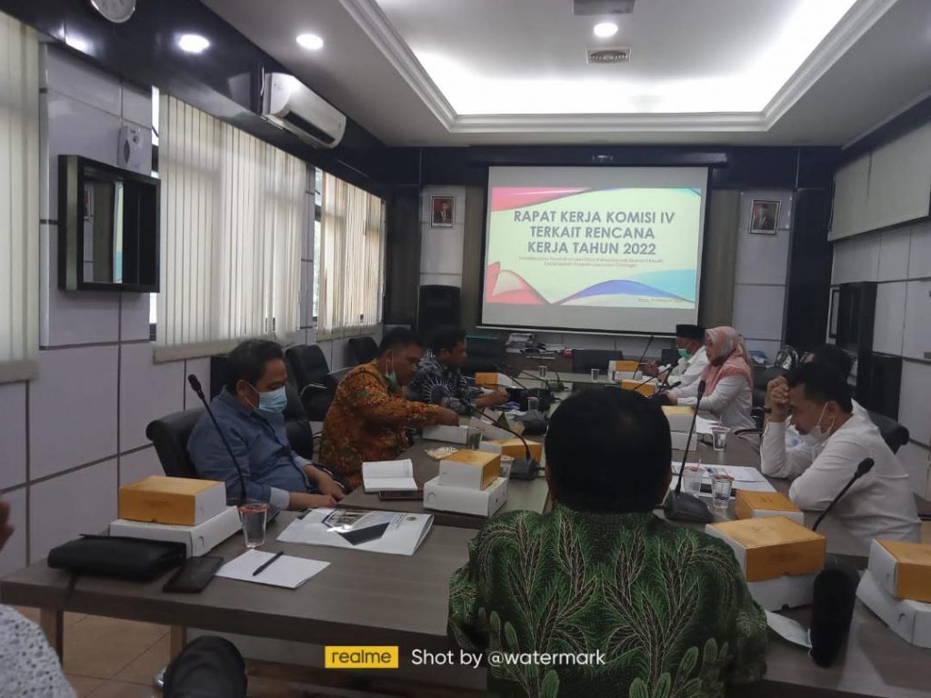 HEARING. Suasana hearing Komisi IV dengan Disdik Gresik di gedung dewan. Foto : susi ayun