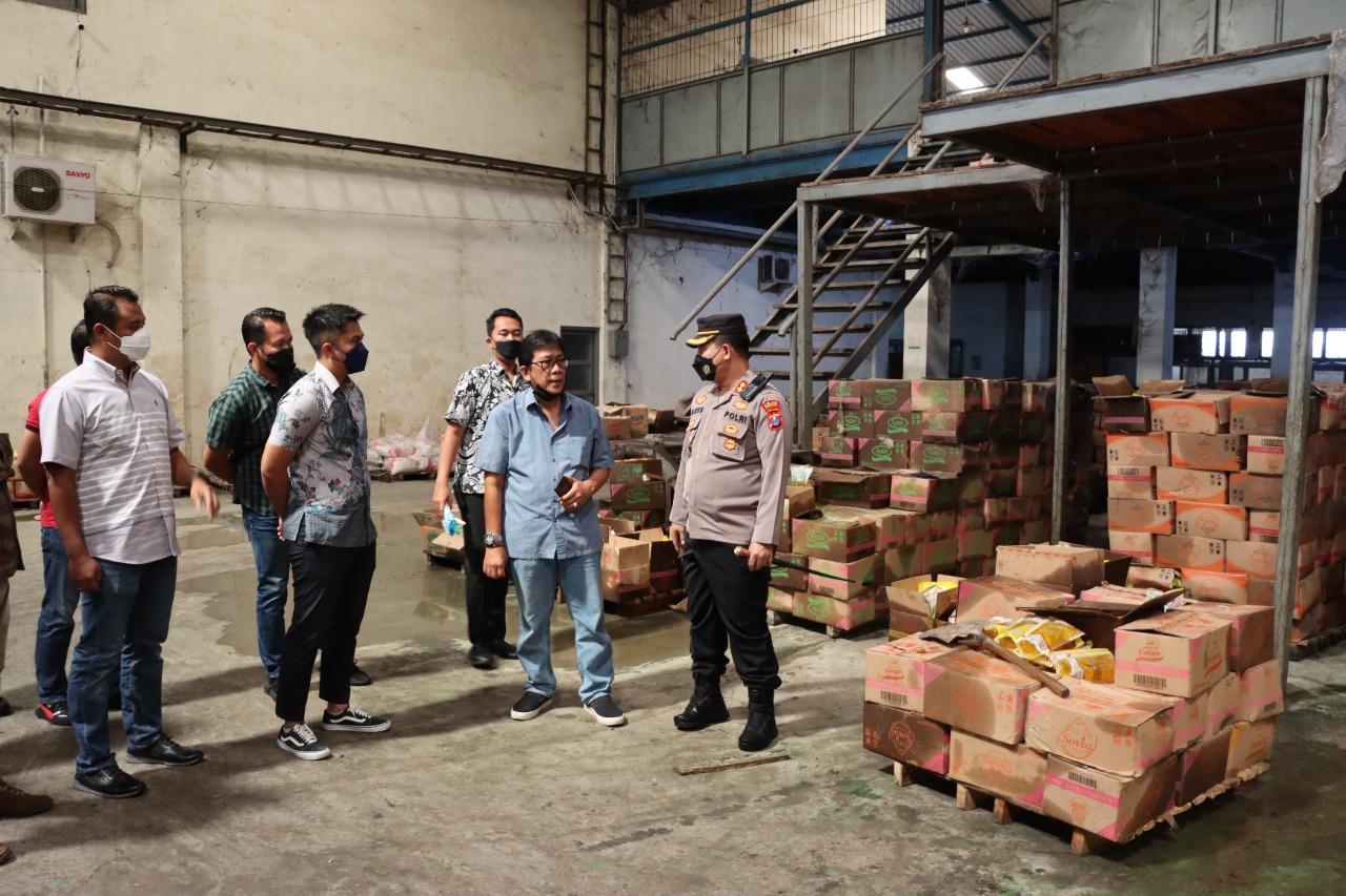 Kapolres Gresik Sidak Gudang Distributor Migor Produksi WINA