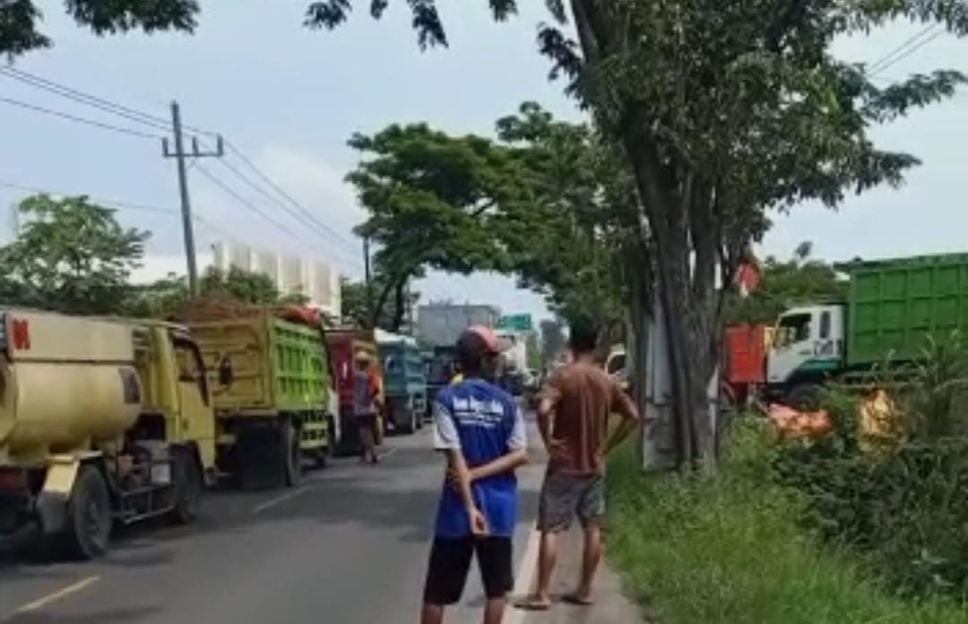 Gagal Nyalip, Tewas Dilindas Truk Gandeng