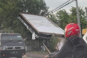 Ratusan Gardu PLN Pulih, Papan Reklame Disparekrafbudpora Gresik Masih Roboh