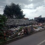 Timbunan Sampah di TPS Belakang Pasar Menganti Semakin Menggunung