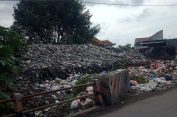 Timbunan Sampah di TPS Belakang Pasar Menganti Semakin Menggunung