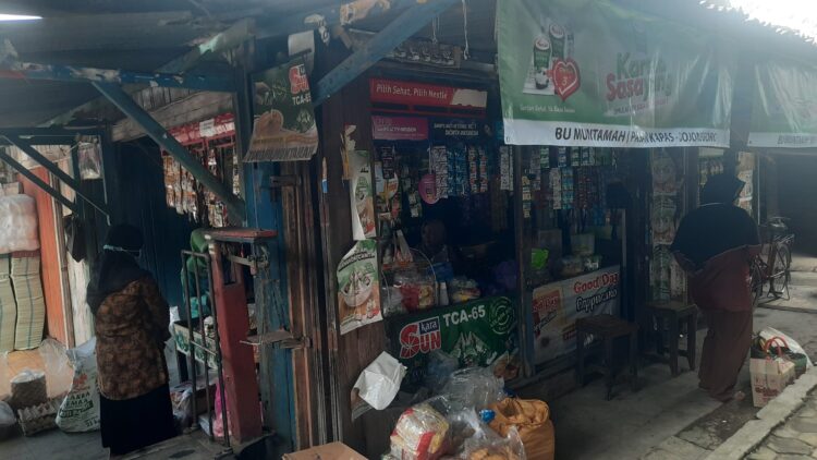 Pedagang dan Pembeli di Bojonegoro Keluhkan Naiknya Harga Bawang Merah dan Putih