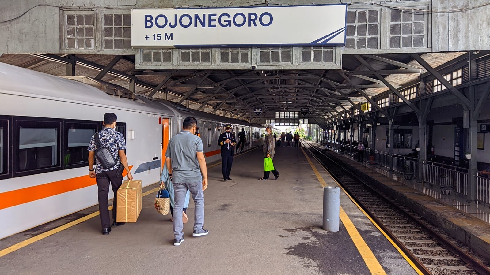 Jelang Ramadan, Penumpang Kereta Api di Stasiun Bojonegoro Melonjak