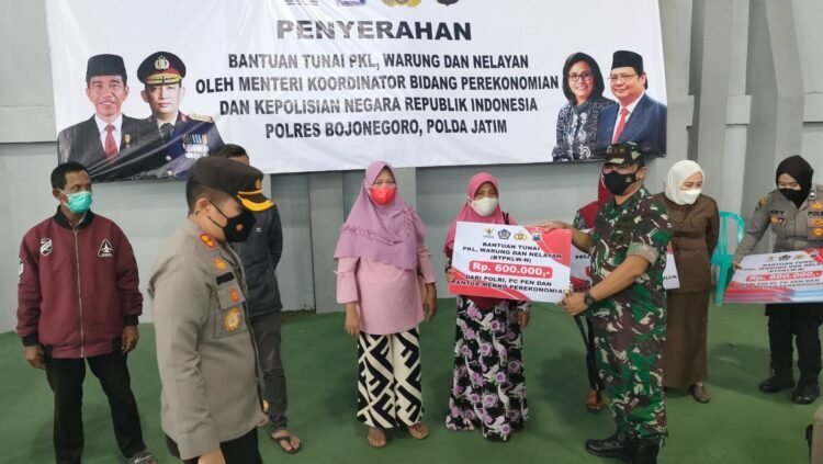 Ringankan Beban Masyarakat, Forkopimda Bojonegoro Salurkan Bantuan Tunai untuk 1.094 PKL