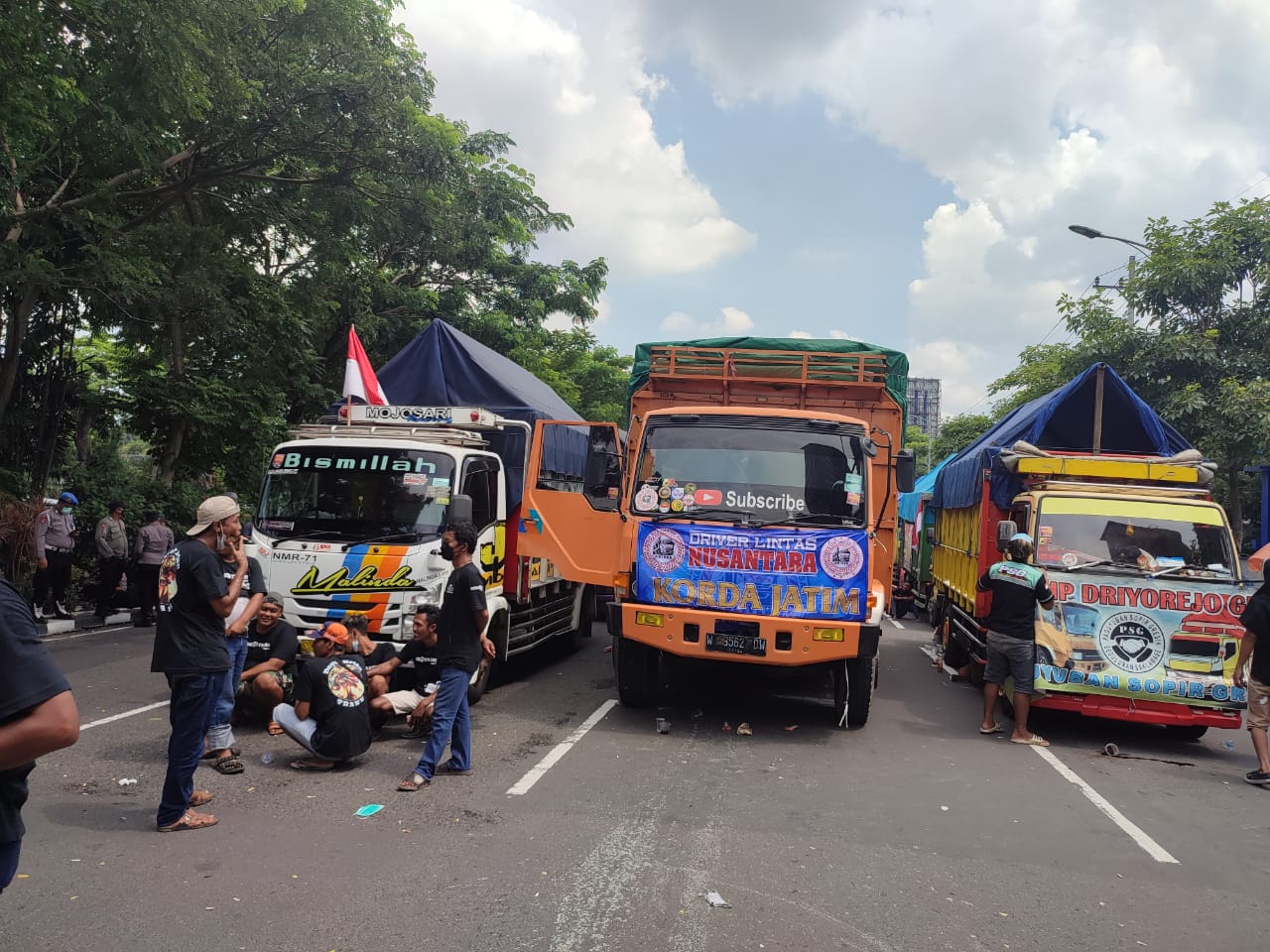 Temui Massa Aksi ODOL, Wagub Jatim: Tak Ada Penindakan bagi Sopir Truk Selama Masih Batas Wajar