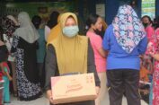 Warga Kecamatan Bubulan Sumringah Sambut Minyak Goreng Murah Pemkab Bojonegoro