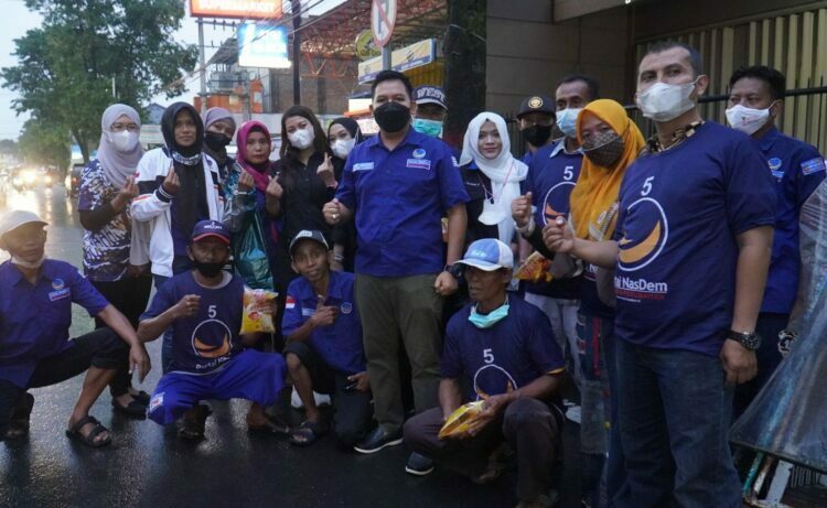 Partai Nasdem Bagikan 100 Liter Minyak Goreng kepada Tukang Becak di Kota Mojokerto