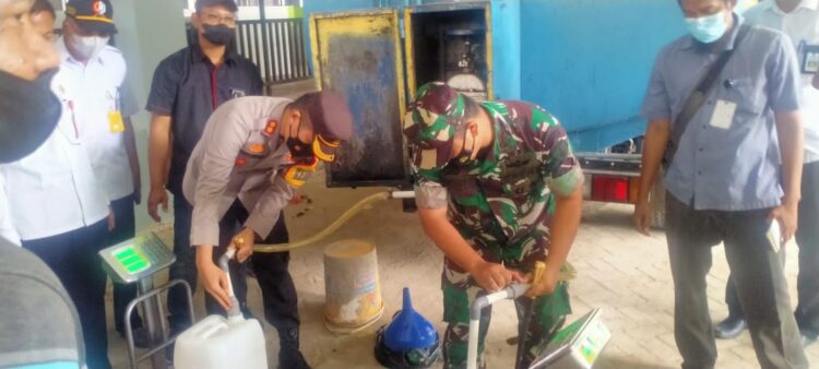 Ciptakan Suasana Nyaman, TNI-Polri Bojonegoro Beri Pengamanan Operasi Pasar Migor