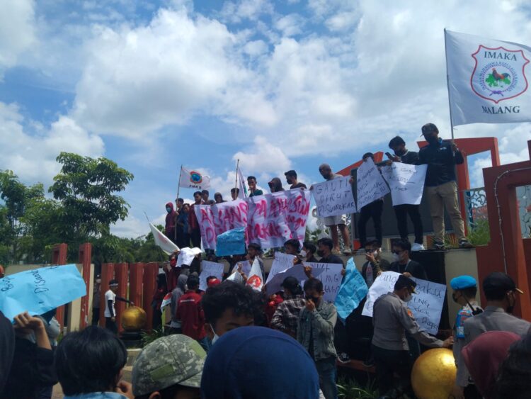 Kembali Datangi Pemkab Sumenep, IMKS Gelar Orasi di Teras, Ini yang Disampaikan