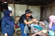 Penuh Rintangan, Ini Cerita Petugas Pos Indonesia Kepulauan Sapudi Sumenep Layani Pencairan BPNT