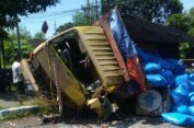 Truk Pengangkut Garam Terguling di Sumenep, Ini Sebabnya