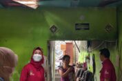 Tim PKH Gresik Urunan Beri Bantuan Gakin Korban Kebakaran
