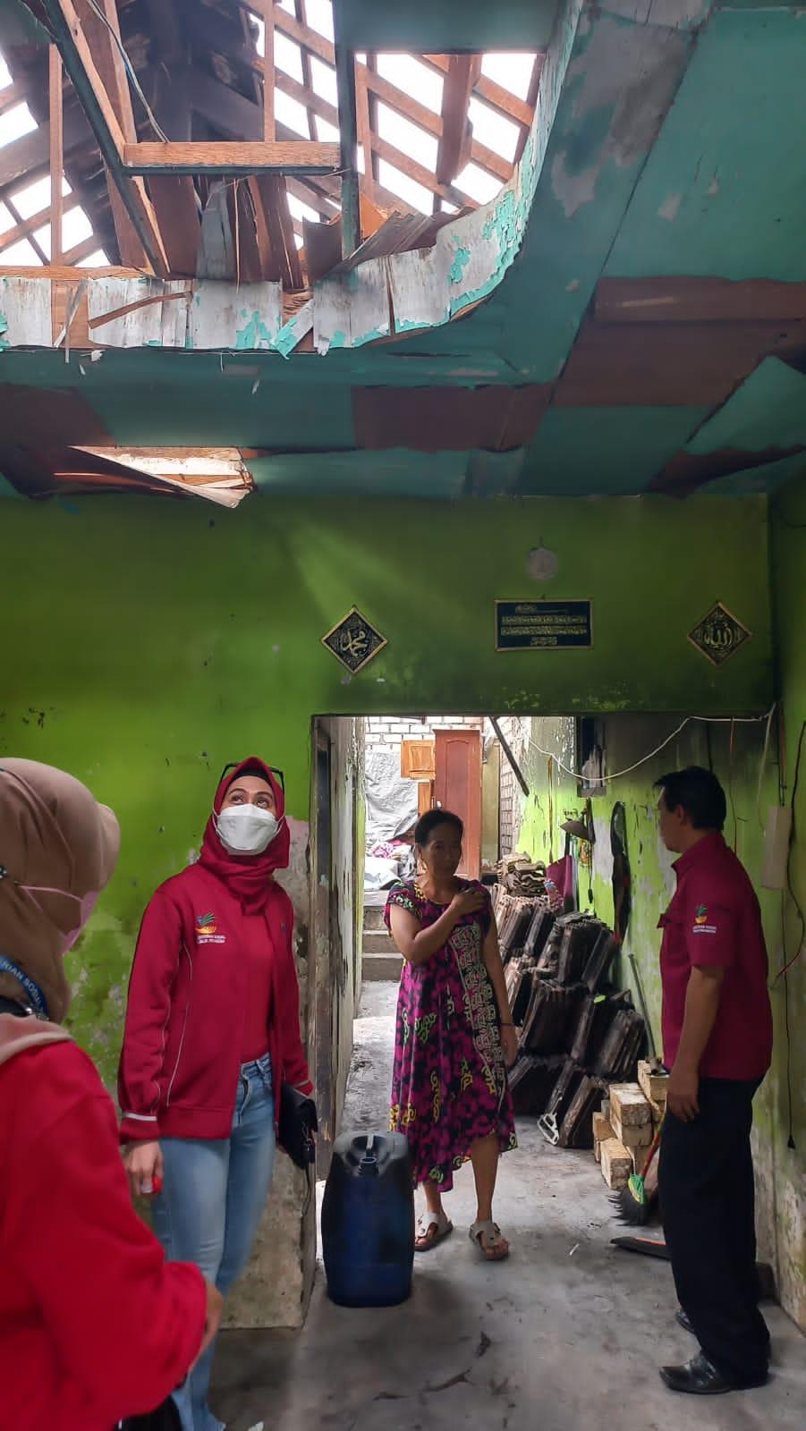 Tim PKH Gresik Urunan Beri Bantuan Gakin Korban Kebakaran