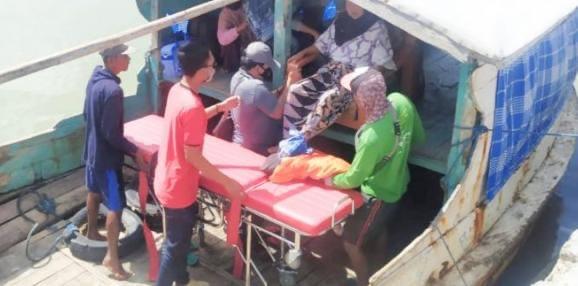 Misi Kemanusiaan, Anggota Polres Sumenep Evakuasi Warga Kepulauan Berobat ke RSUD Moh. Anwar