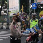 Operasi Keselamatan Semeru 2022, Satlantas Polres Bojonegoro Bagikan Masker dan Brosur ke Pengendara