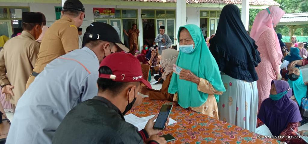 557 KPM di Desa Gayam Sumenep Terima Pencairan BPNT