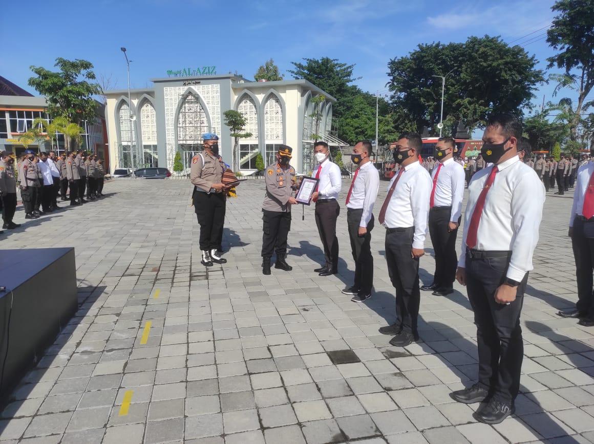 Kapolres Gresik Beri Penghargaan 12 Anggota Unit Pidek Satreskrim Berprestasi