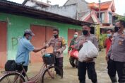 Polisi-TNI di Driyorejo Sinergi Bantu Makanan Korban Banjir