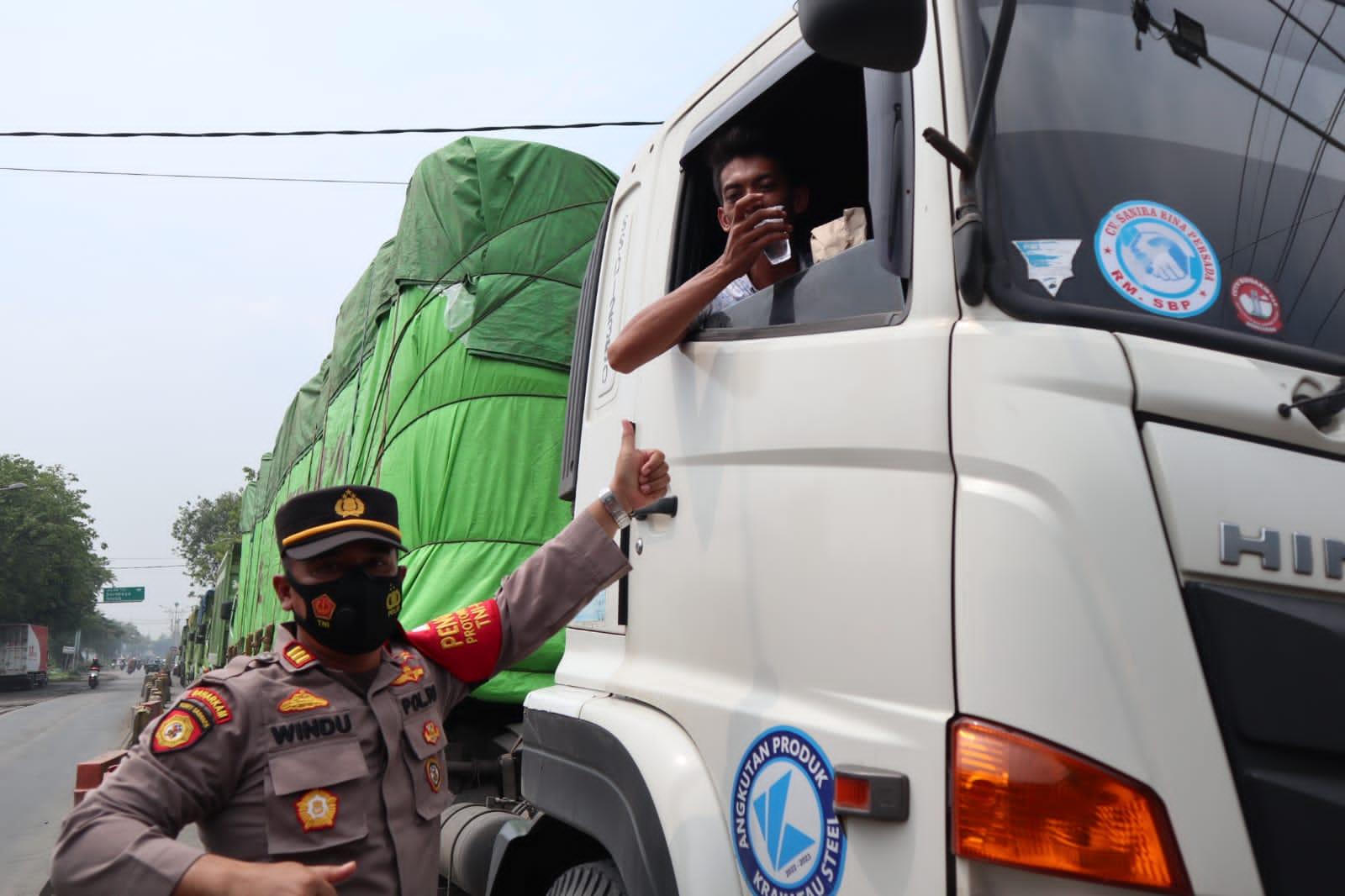 Prihatin Sopir Terjebak Macet, Kapolsek Manyar Bagi Nasi Bungkus dan Air Mineral