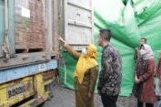 Wabup Bu Min Lepas Ekspor Perdana Limbah Kayu Gresik ke India