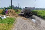 Petani Keluhkan Jalan Kabupaten Gresik Eks JPD Rusak Tak Kunjung Diperbaiki