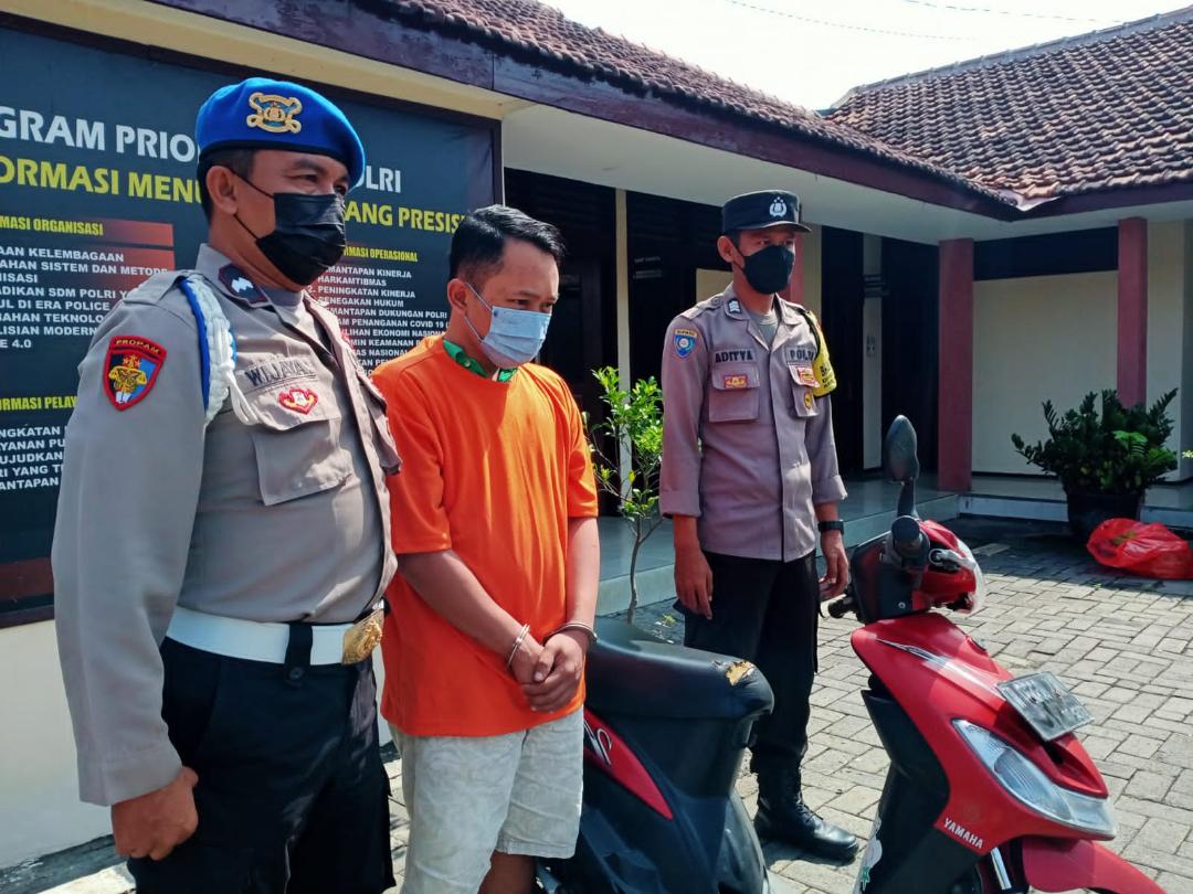 Pelaku Curanmor di Driyorejo Tertangkap Basah Saat Dorong Motor Curian