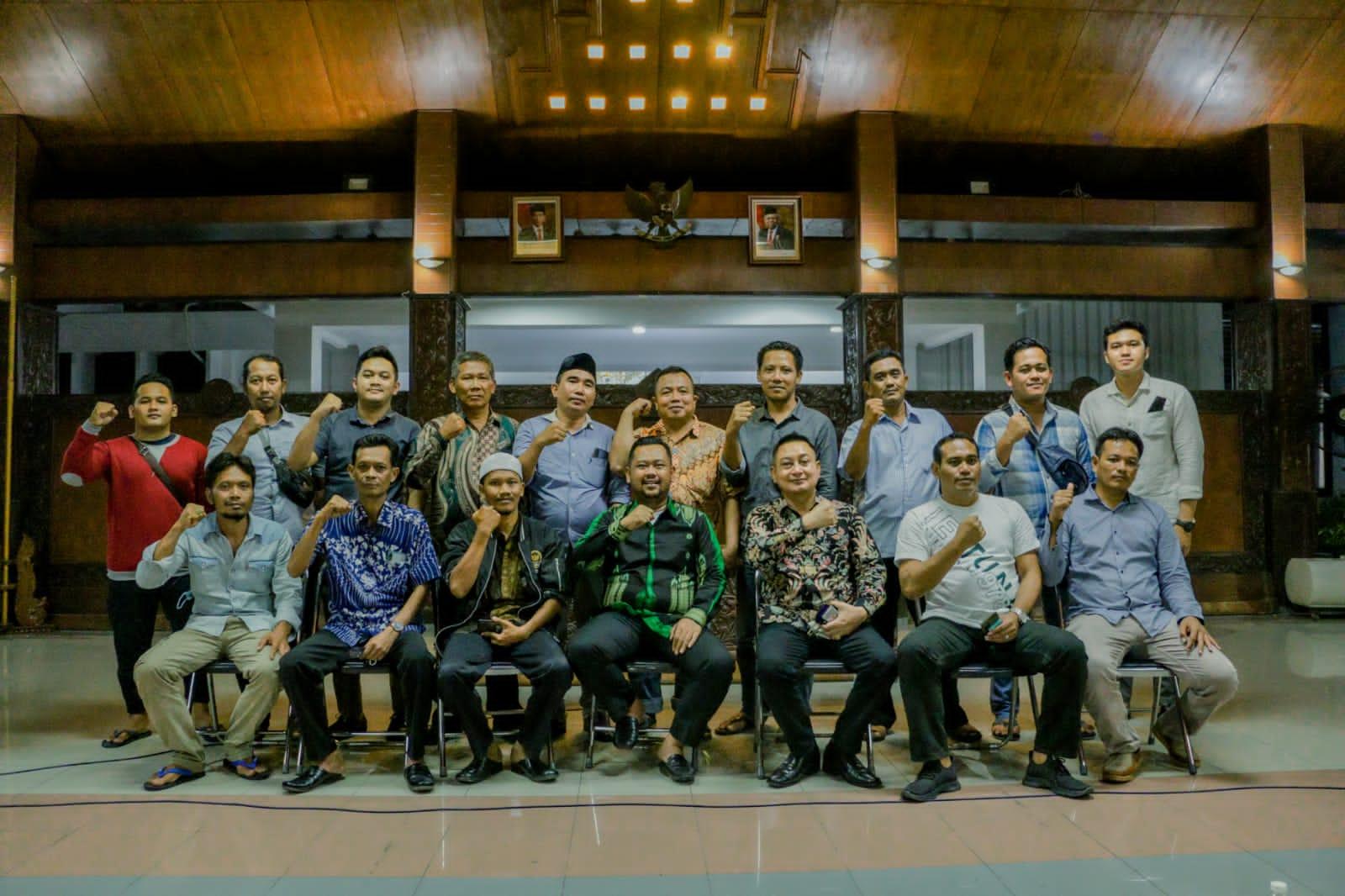 Disambati Pelaku Usaha Pupuk Wadeng, Ini Solusi dari Bupati Gus Yani