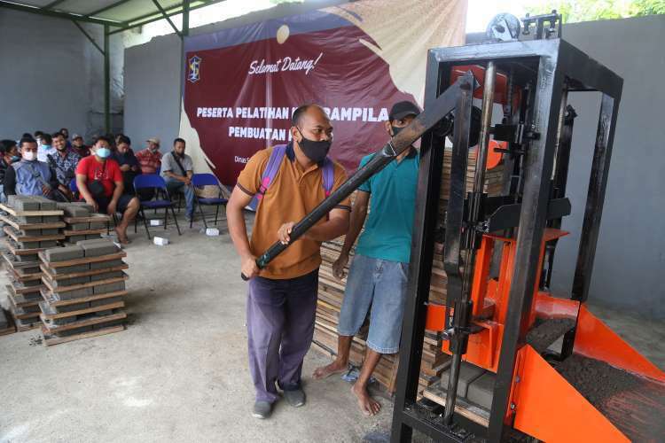 Pemkot Surabaya Latih MBR di Bulan Padat Karya