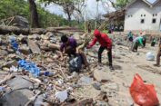 Prihatin, Santri dan Mahasiswa di Bawean Bersihkan Sampah di Pantai