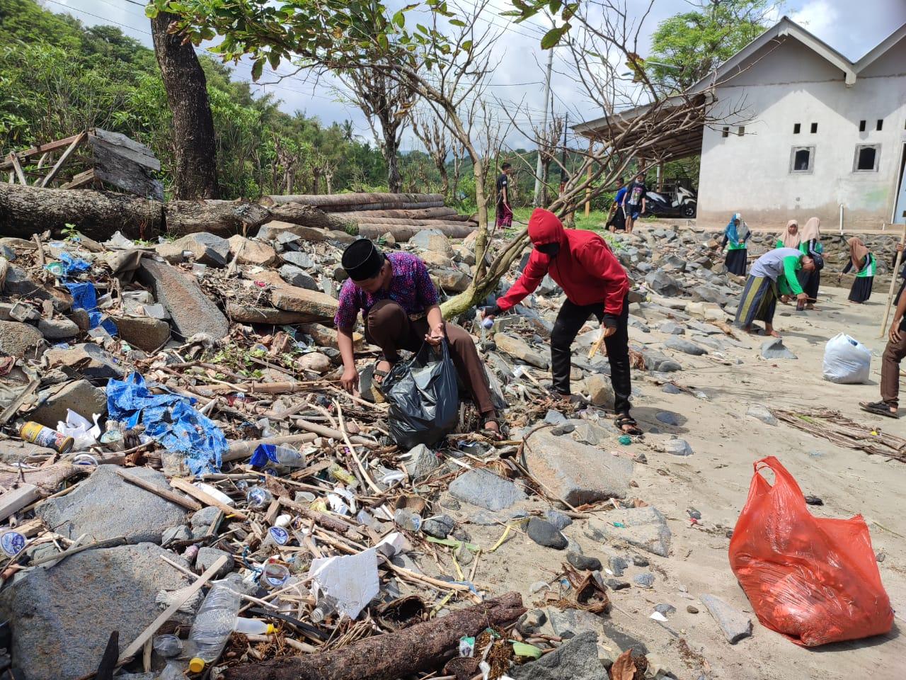 Prihatin, Santri dan Mahasiswa di Bawean Bersihkan Sampah di Pantai