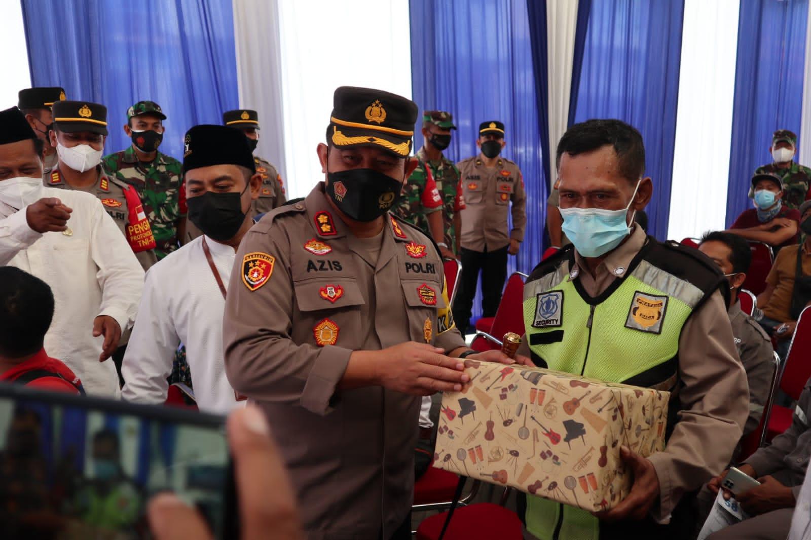 Bertangung Jawab dan Antusias Divaksin, Kapolres Gresik Beri Hadiah Satpam Lansia