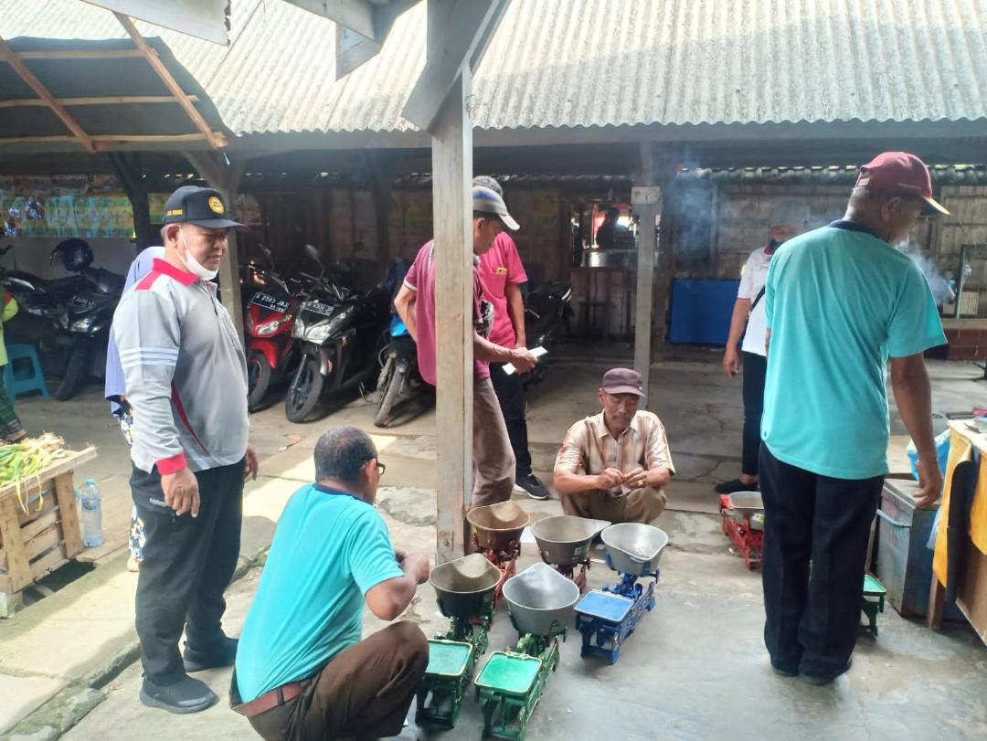 Diskoperindag Gresik Gencar Operasi Timbangan Pedagang Pasar untuk Cegah Kecurangan
